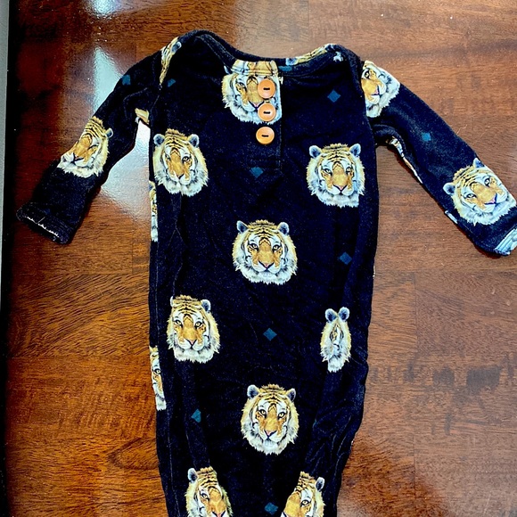 Posh Peanut 0-3 mos Tiger print knotted sleeper. - Picture 1 of 7